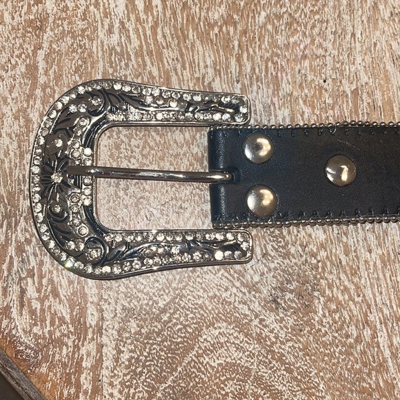 Cross studded embellished unisex black leather belt. Cross design. - Picture 7 of 8